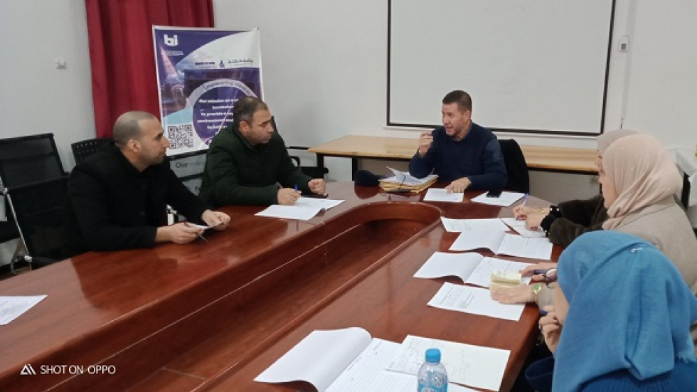--تسطير وتنظيم برنامج الدورات التدريبية والورشات التطبيقية،
